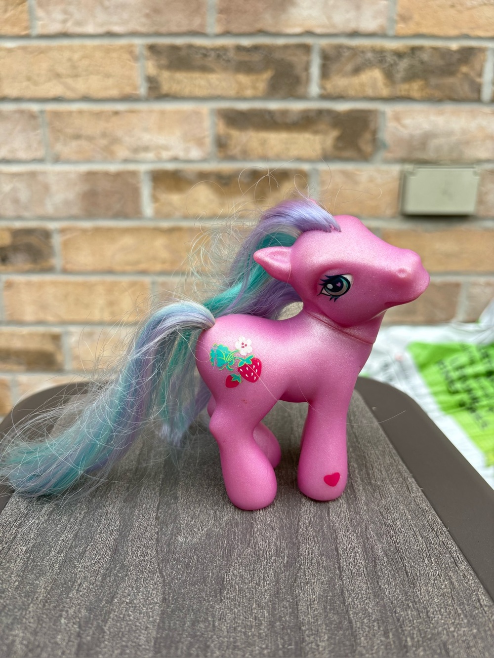 Hasbro My Little Pony G3 2002 Sweetberry Strawberry Cutie Mark Cerise Pink